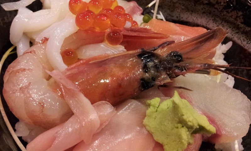 梅田新食堂街 汐屋本店 でワンコイン以下海鮮丼は味噌汁付