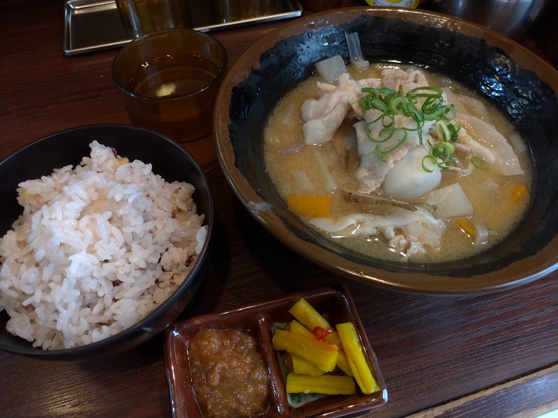 南船場・長堀橋のマルナカ豚汁店でワンコイン以下450円の豚汁定食！ごはんは十六穀米で大盛り無料！夜は居酒屋とつぼで二毛作店？