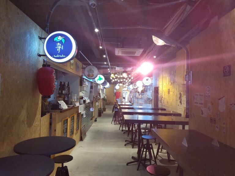 本町のHUB KITCHENハブキッチン内にある白ごはん専門餃子龍華山でワンコイン500円の餃子定食(6個入り)