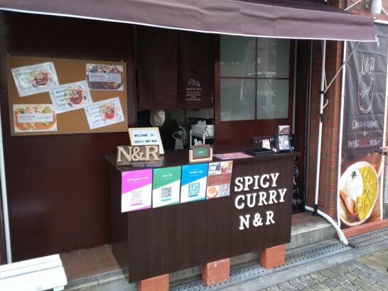 上新庄のSpicy curry N&Rスパイシーカレー エヌ&アールでスパイスキーマcurryと牛肉と鶏のだし汁curryのあいがけcurryセット！