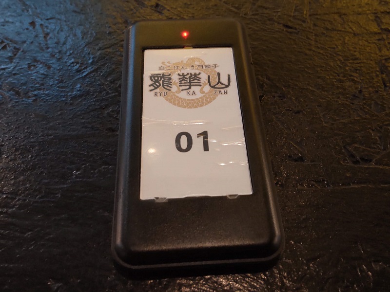 本町のHUB KITCHENハブキッチン内にある白ごはん専門餃子龍華山でワンコイン500円の餃子定食(6個入り)